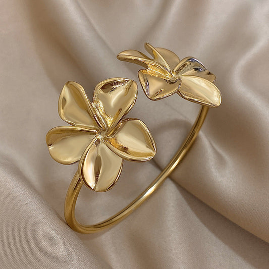 Elegant Gold Flower Ring