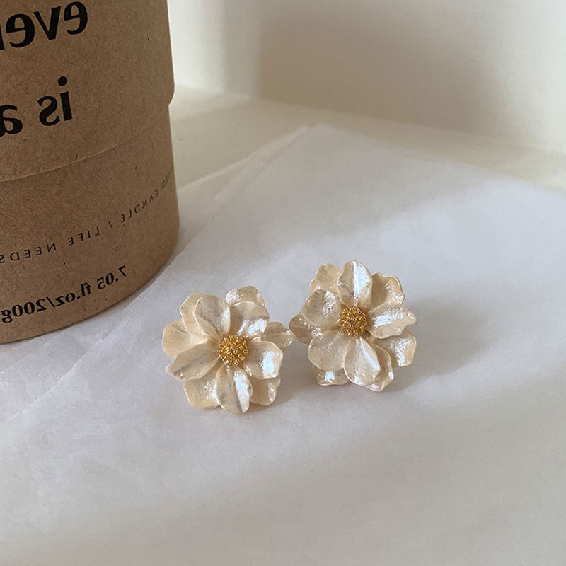Elegant Pearl Flower Earrings