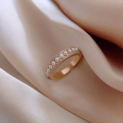 Luxury Ring In Gold And Pearls
