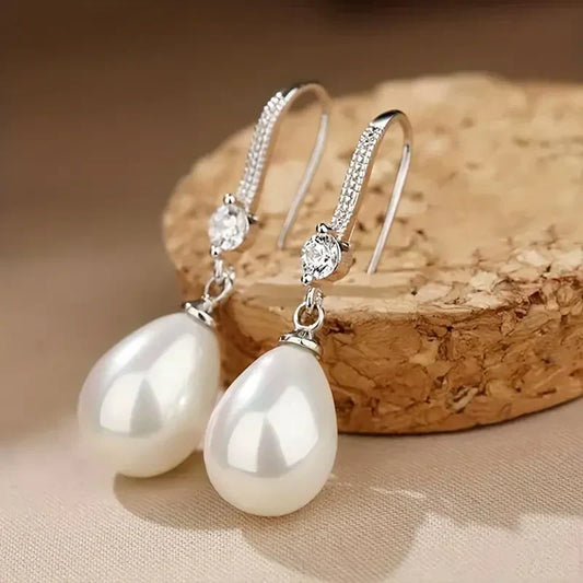 Dangling Earrings With Bright Pearls | White Gold